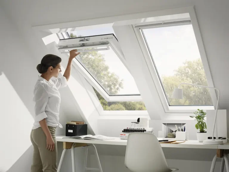 Velux finestra da tetto in legno laccato bianco